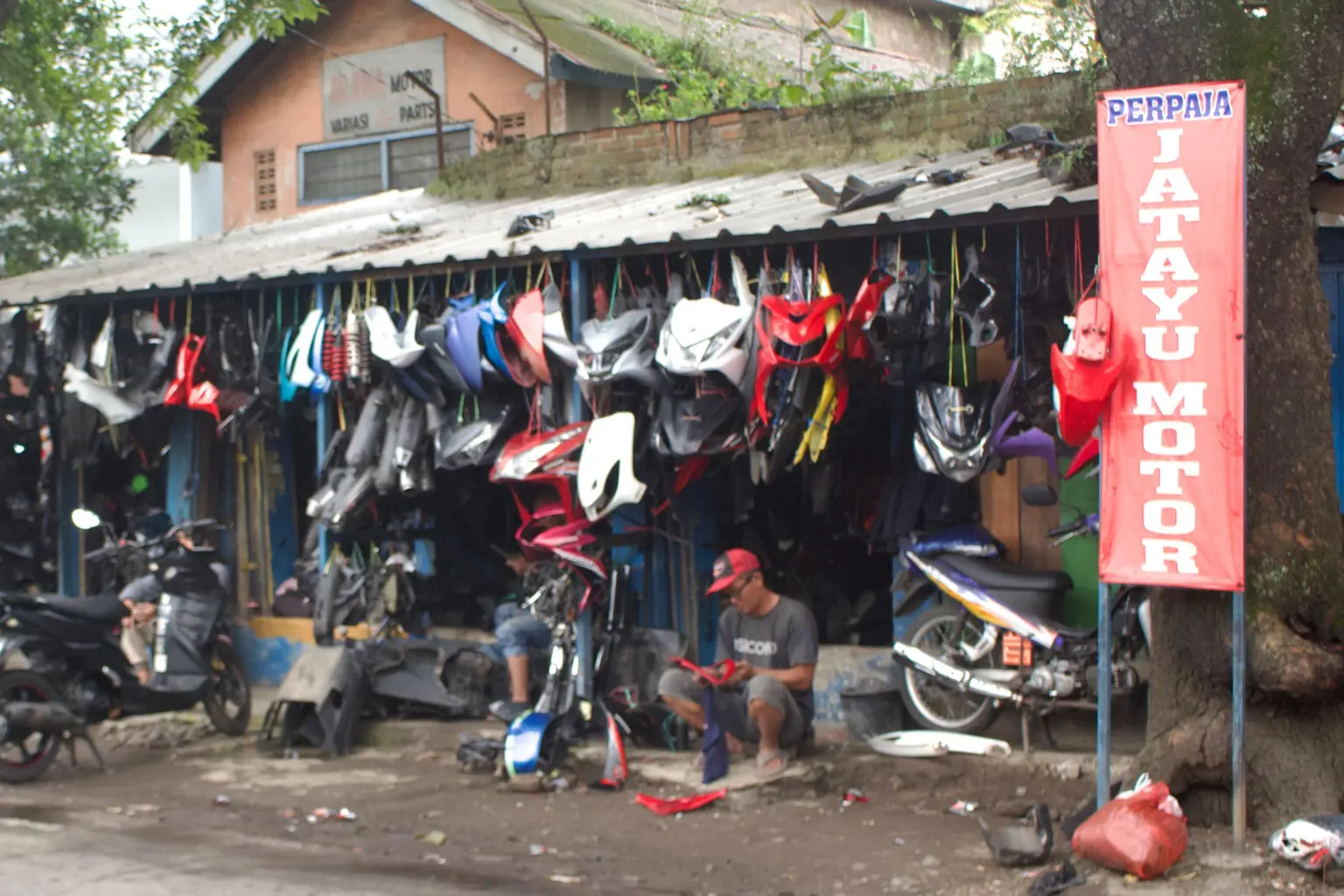 Di tengah harga sparepart yang kian mahal, pedagang kecil bertahan dengan menjual dan memanfaatkan ulang onderdil bekas. (Muhammad Farhan Rizqi/koranmandala)