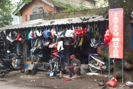 Di tengah harga sparepart yang kian mahal, pedagang kecil bertahan dengan menjual dan memanfaatkan ulang onderdil bekas. (Muhammad Farhan Rizqi/koranmandala)