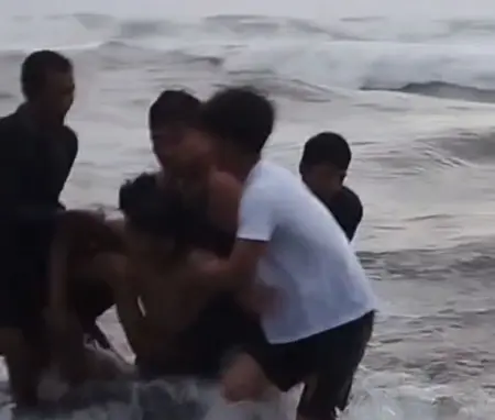 Aksi Heroik Polisi Terjang Ombak Pantai Selatan, Personel Satpolairud Polres Garut Selamatkan Dua Wisatawan Aksi Heroik Polisi Terjang Ombak Pantai Selatan, Personel Satpolairud Polres Garut Selamatkan Dua Wisatawan