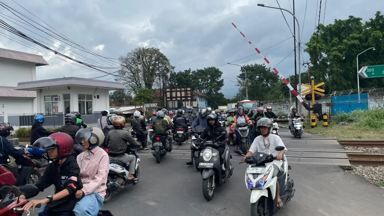 Macet Kronis di Perlintasan Rel Gedebage, Arus Lalu Lintas Lumpuh hingga Perempatan Lampu Merah Macet Bandung Timur (Muhamad Yura Adani Putra/Koranmandala)
