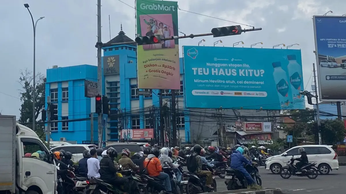 Antrian panjang di Lampu Merah Kiaracondong Bandung