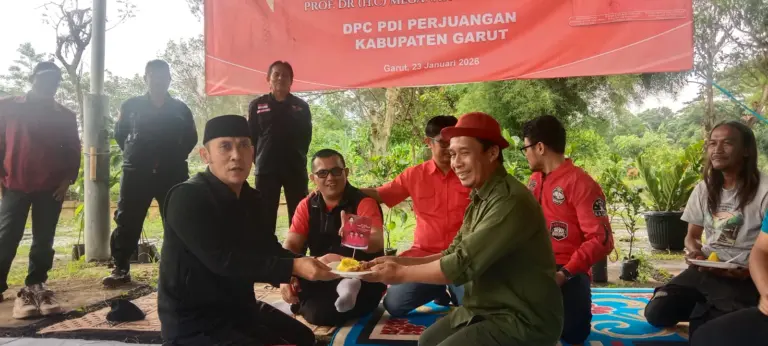 Sekertaris PDI Perjuangan Dedi Hasan serahkan tumpeng