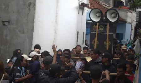 Pertunjukan benjang menjadi ruang berkumpul warga sekaligus sarana pelestarian budaya lokal. (Luqman Dwirizal Arifin/koranmandala)