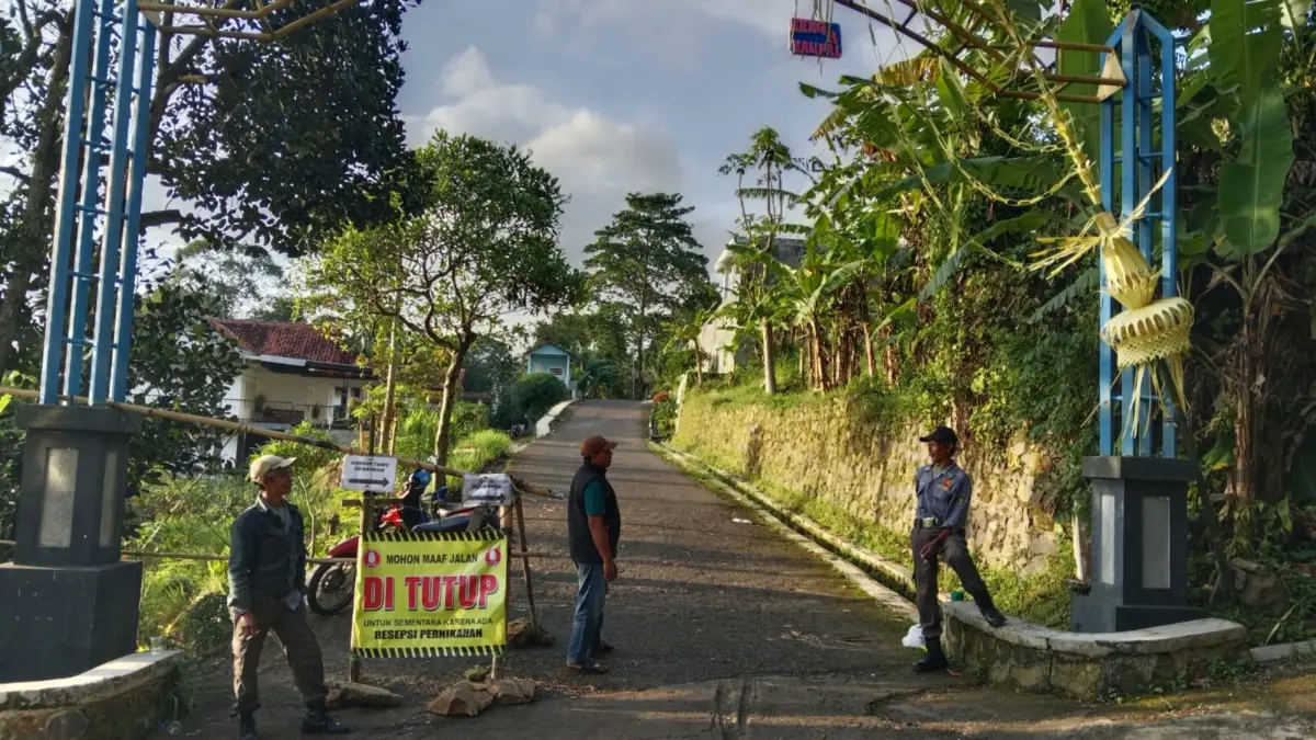 Penutupan jalan di Desa Cilengkran lantaran pernikahan anak Kepala Desa