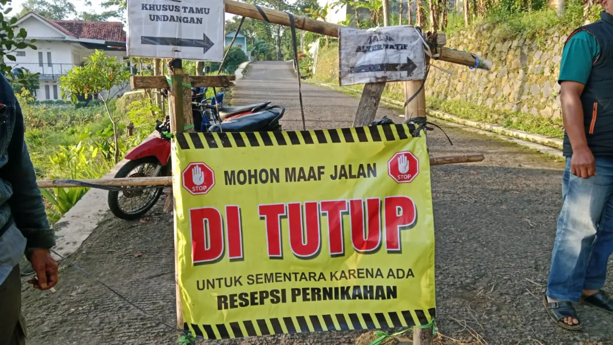 Penutupan Jalan Umum untuk Pernikahan Anak Kepala Desa di Cilengkrang