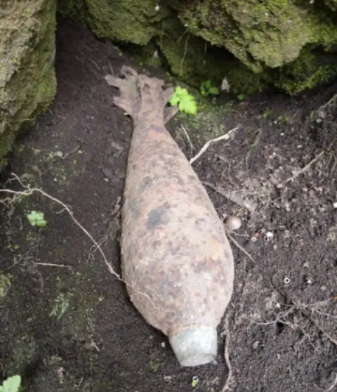 Polisi Cek TKP Temuan Mortir di Bukit Panjiwangi, Garut