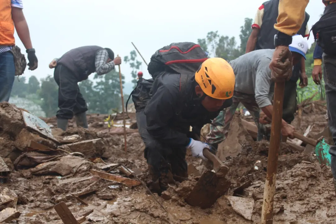 Tim SAR Gabungan Sedang Mencari Korban yang Masih Tertimbun Tanah, Selasa (27/1/2026). Muhammad Farhan Rizqi/ Koran Mandala