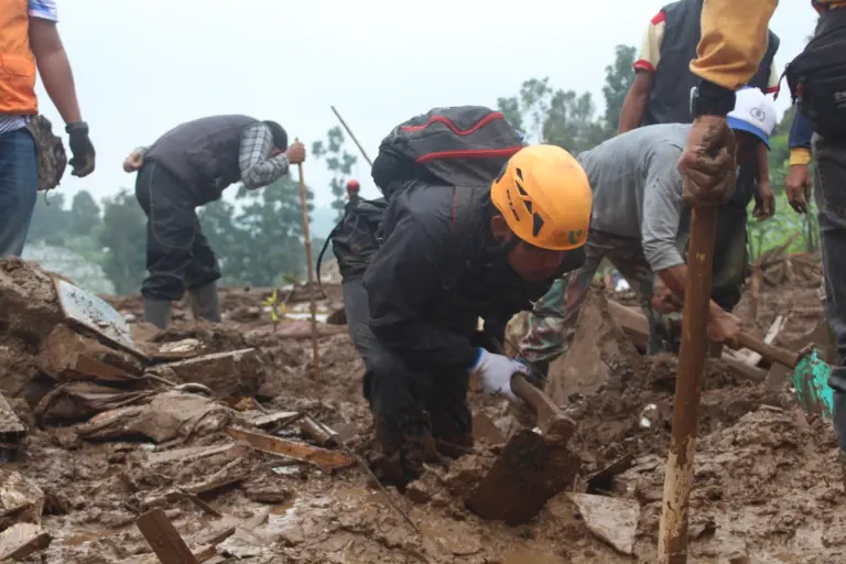 Tim SAR Gabungan Sedang Mencari Korban yang Masih Tertimbun Tanah, Selasa (27/1/2026). Muhammad Farhan Rizqi/ Koran Mandala