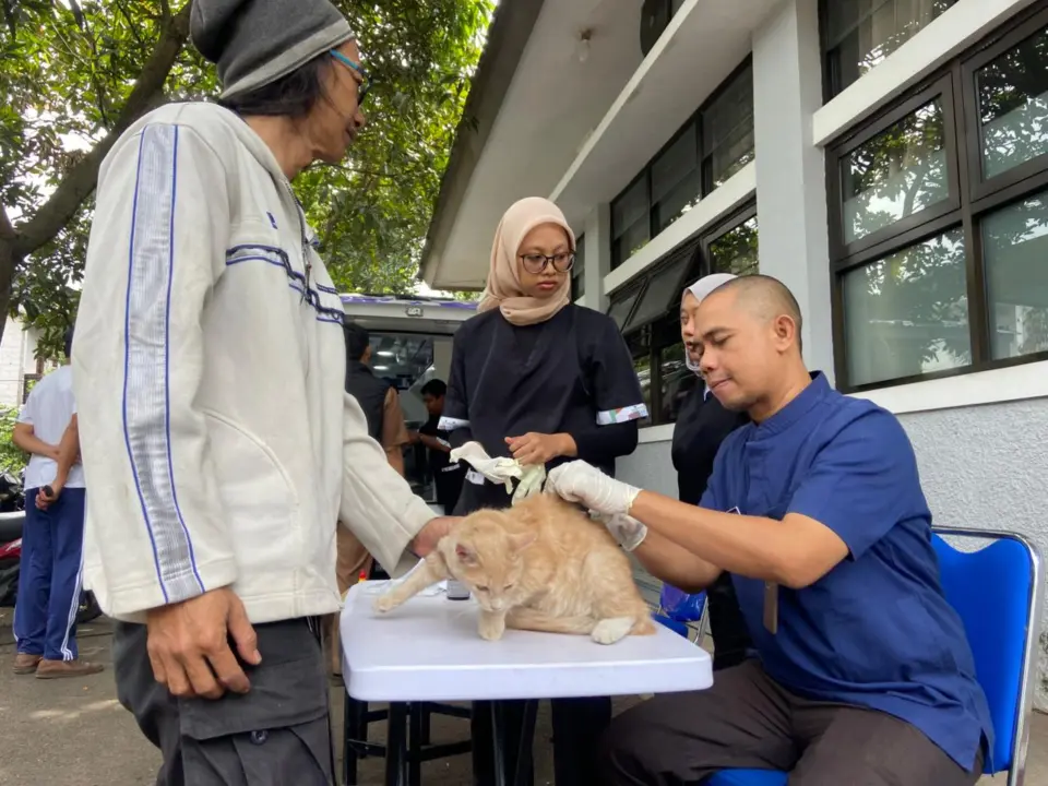 Warga Cisaranten Endah membawa hewan kesayangan ke Gerakan Bangsawan Bandung untuk vaksin rabies dan pemeriksaan kesehatan hewan bersama DKPP Kota Bandung