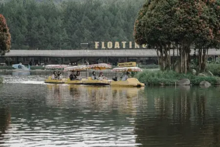 Bawa Balita ke Bandung? Ini 5 Destinasi Wisata Ramah Stroller yang Nyaman dan Aman Floating Market Lembang menjadi salah satu destinasi wisata Bandung ramah stroller dengan jalur rata di sekitar danau. (Sumber Instagram Floating Market Lembang)