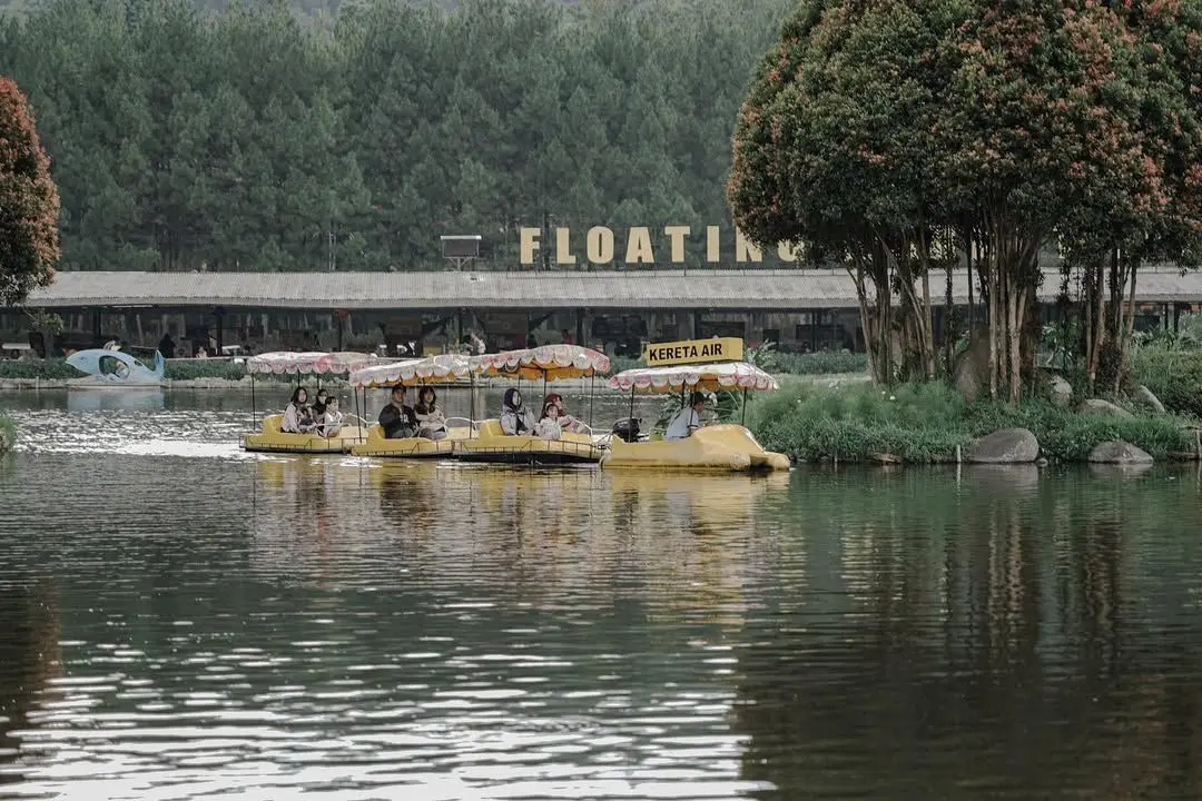 Floating Market Lembang menjadi salah satu destinasi wisata Bandung ramah stroller dengan jalur rata di sekitar danau. (Sumber Instagram Floating Market Lembang)