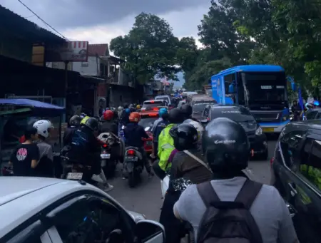Angkot Ngetem dan Truk Picu Kemacetan di Ciwastra Kondisi Jalan Macet di Bandung