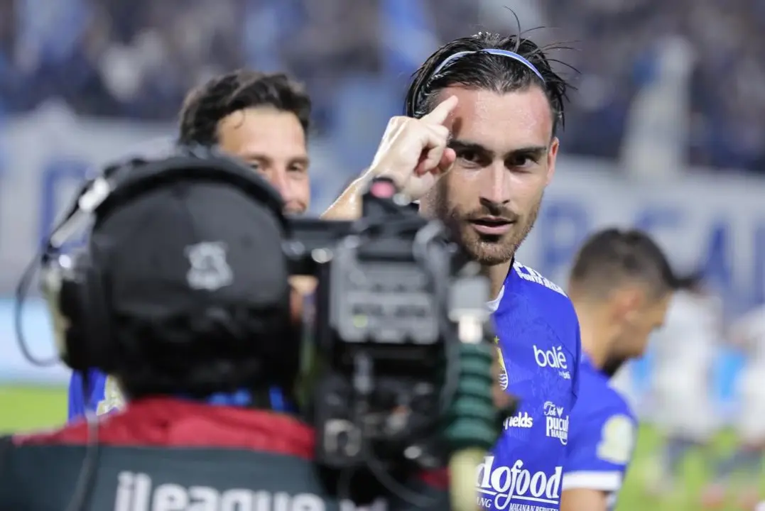 Terungkap peran Andrew Jung meyakinkan Layvin Kurzawa gabung ke Persib Bandung. Diplomasi rahasia ini bikin sang bintang dunia pilih Maung Bandung.