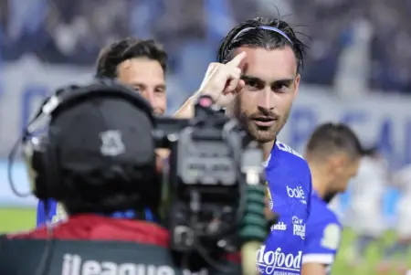 Andrew Jung Berperan dalam Kepindahan Layvin Kurzawa ke Persib Bandung Terungkap peran Andrew Jung meyakinkan Layvin Kurzawa gabung ke Persib Bandung. Diplomasi rahasia ini bikin sang bintang dunia pilih Maung Bandung.