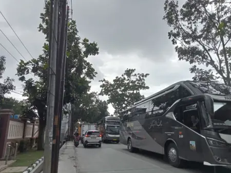 Debu dan Polusi Kendaraan Proyek Tekan Aktivitas PKL di Gedebage Debu dan Polusi Kendaraan Proyek Tekan Aktivitas PKL di Gedebage