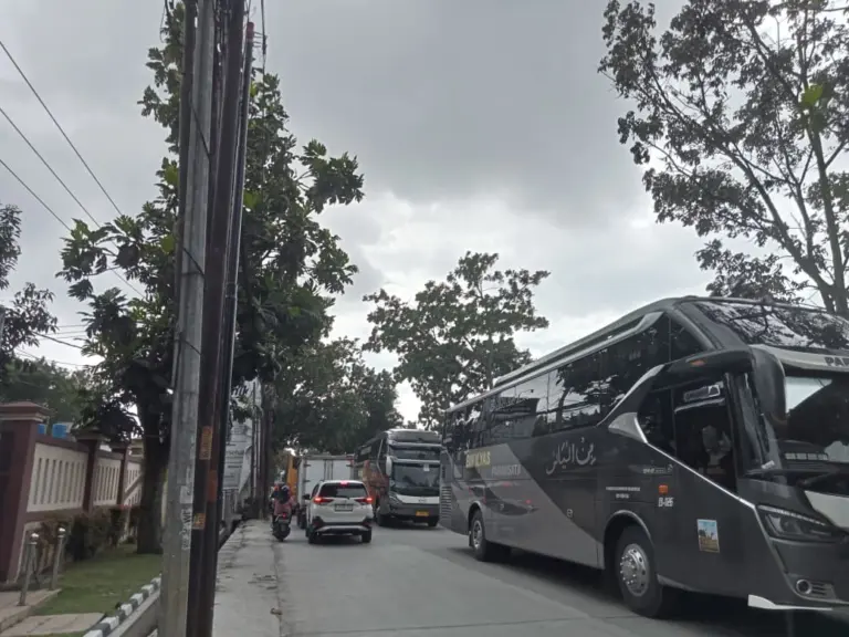 Debu dan Polusi Kendaraan Proyek Tekan Aktivitas PKL di Gedebage Debu dan Polusi Kendaraan Proyek Tekan Aktivitas PKL di Gedebage