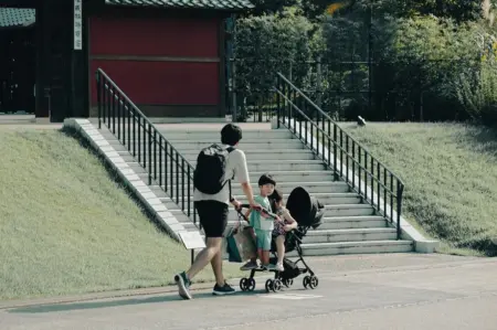 Komunitas Bapak-Bapak Stroller di Bandung, Ruang Baru Ayah Aktif di Perkotaan Aktivitas bapak mengajak anak berjalan menggunakan stroller di ruang publik. (@bapak2stroller)