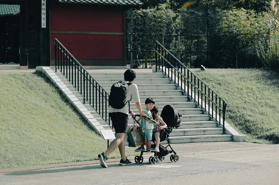 Komunitas Bapak-Bapak Stroller di Bandung, Ruang Baru Ayah Aktif di Perkotaan Aktivitas bapak mengajak anak berjalan menggunakan stroller di ruang publik. (@bapak2stroller)