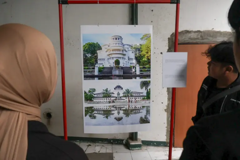Pengunjung sedang melihat karya hasil pameris, Kamis (29/1/2026), Muhammad Farhan Rizqi/Koran Mandala.