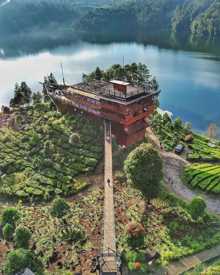 Pinisi Resto - Glamping Lakeside Rancabali (Pinterest : @mulkisalman)