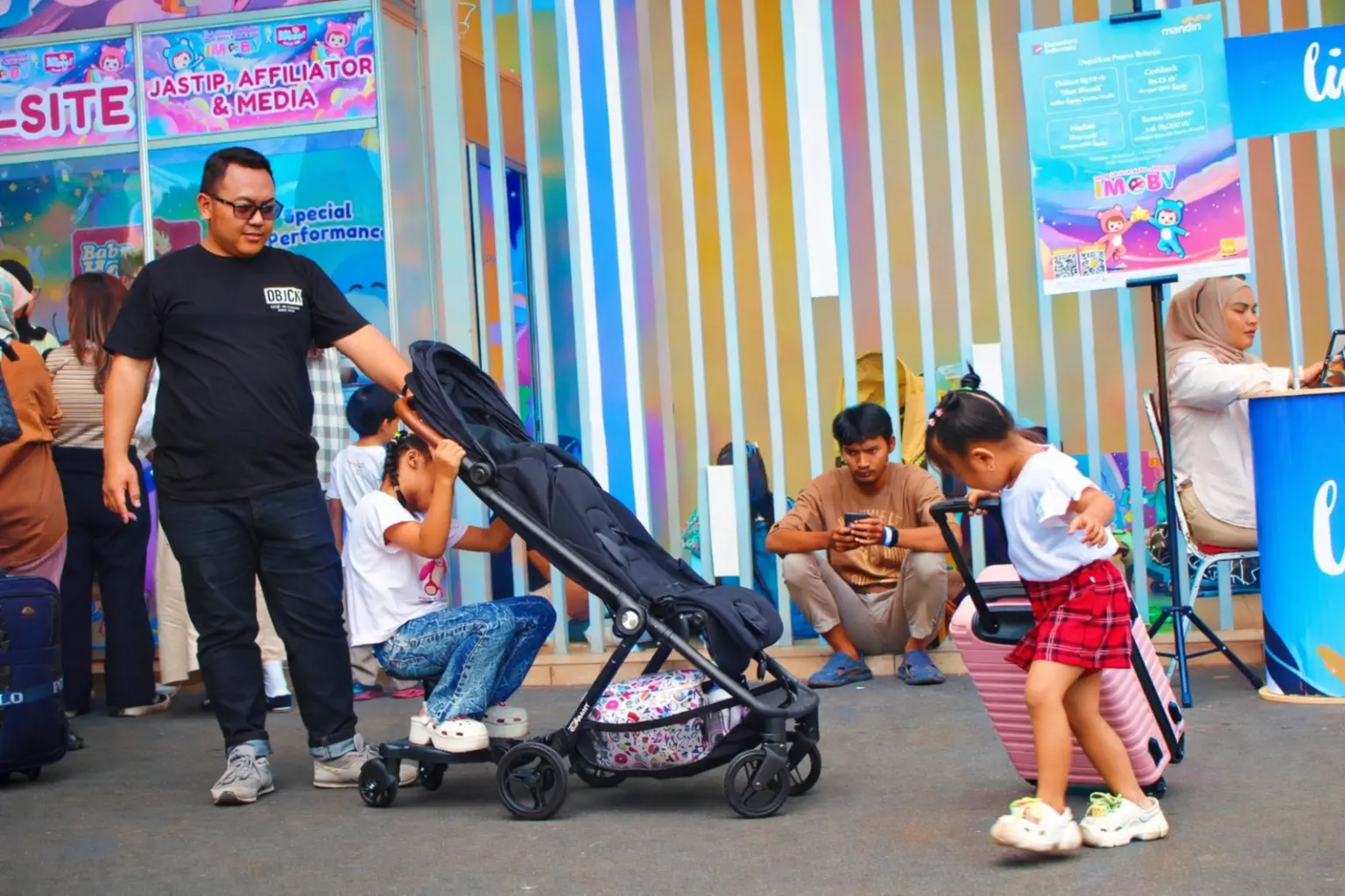 IMOBY 2026 Jadi Alternatif Ruang Aktivitas Keluarga di Kota Bandung orang tua dan anak terlihat antusias berinteraksi dengan kelinci di area mini petting zoo (Rifki Rafsanjani)
