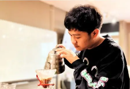 Proses pembelajaran teknik manual brewing dalam kelas pelatihan barista yang menekankan keterampilan penyeduhan kopi. (@5758 Coffee Lab)