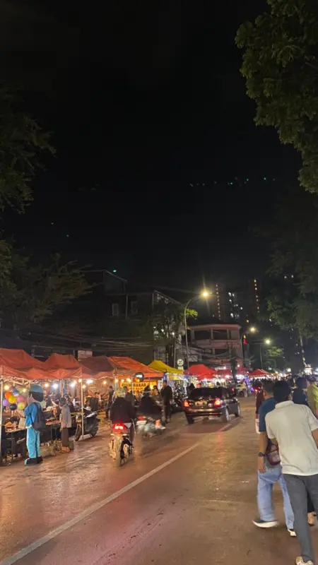 Lengkong Kecil, Magnet Street Food Legendaris di Jantung Kota Bandung Situasasi malam di jalan Lengkong Kecil Bandung