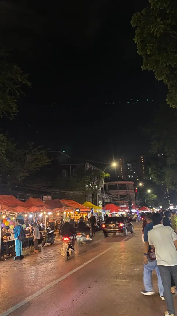 Lengkong Kecil, Magnet Street Food Legendaris di Jantung Kota Bandung Situasasi malam di jalan Lengkong Kecil Bandung