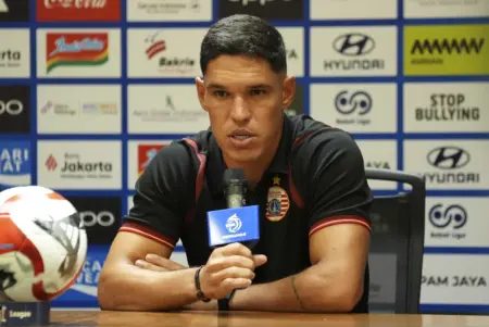 Van Basty Sousa Terekam Acungkan Jari Tengah ke Suporter Persib, Terancam Sanksi Komdis PSSI Van Basty Sousa terancam kena sanksi Komdis PSSI (persija.id)