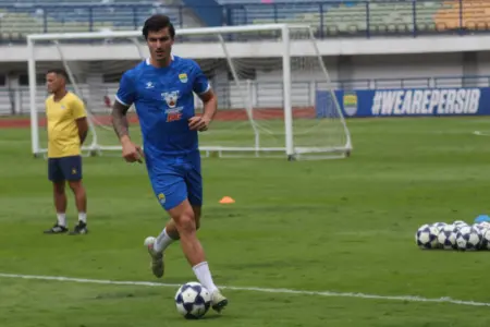 Sempat Terkapar di Surabaya, Sergio Castel Dipastikan Hanya Alami Memar Otot Sempat Terkapar di Surabaya, Sergio Castel Dipastikan Hanya Alami Memar Otot