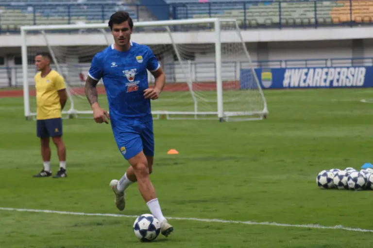 Sergio Castel Ajak Bobotoh Tegakkan Kepala, Persib Kini Bidik Gelar Liga