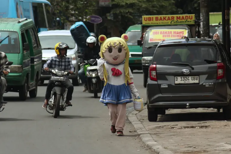 Risiko Kesehatan Mengintai Pekerja Kostum Boneka di Tengah Terik dan Debu Kota Bandung