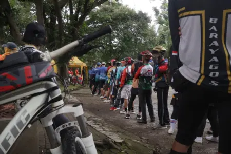 Ratusan Pesepeda Meriahkan Anniversary ke-10 Gowes Baraya Bandung