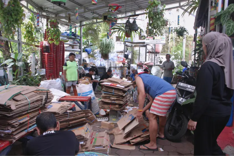 Bank Sampah Oh Darling Dorong Perubahan Perilaku Warga Kampung Cibunut
