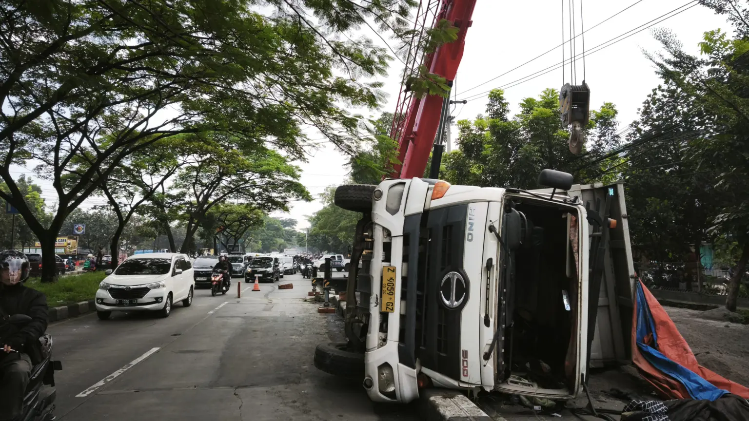 _Dump Truck Terguling di Jalur Lambat Jalan Soekarno-Hatta, Panyileukan, Kota Bandung, Selasa (3/2/2026), Muhammad Farhan Rizqi/Koranmandala)