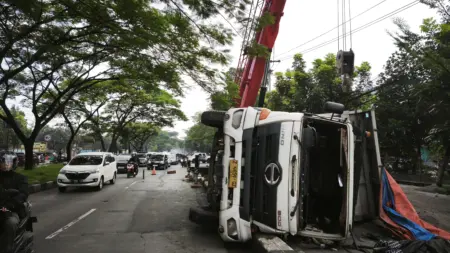 Dump Truck Terguling di Soekarno-Hatta, Sopir Dilarikan ke Rumah Sakit _Dump Truck Terguling di Jalur Lambat Jalan Soekarno-Hatta, Panyileukan, Kota Bandung, Selasa (3/2/2026), Muhammad Farhan Rizqi/Koranmandala)