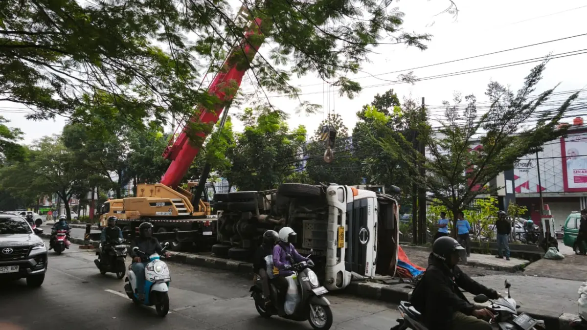 _Dump Truck Terguling di Jalur Lambat Jalan Soekarno-Hatta, Panyileukan, Kota Bandung, Selasa (3/2/2026), Muhammad Farhan Rizqi._