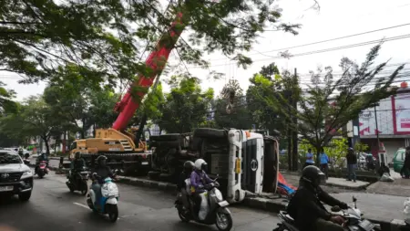 Polisi Belum Pastikan Penyebab Dump Truck Terguling di Jalur Lambat Soekarno-Hatta _Dump Truck Terguling di Jalur Lambat Jalan Soekarno-Hatta, Panyileukan, Kota Bandung, Selasa (3/2/2026), Muhammad Farhan Rizqi._