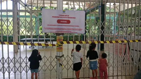 Kebun Binatang Bandung Masih Disegel, Pengelola Usulkan Buka Terbatas Saat Ramadan hingga Lebaran Sejumlah pengunjung yang datang ke Kebun Binatang