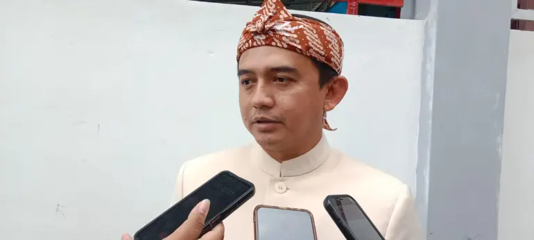 Ketua DPRD Garut Aris Munandar saat di wawancara di Mesjid Agung Garut