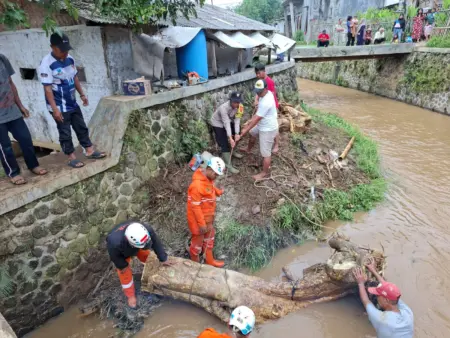 Bencana Hidrometeorologi Terjang Pasirwangi, Aparat Gabungan Sigap Evakuasi dan Bersihkan Akses Warga