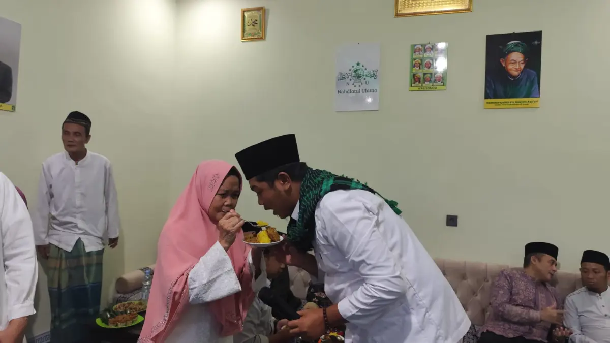 Aa Abdul Rozak saat di suapi oleh Ibunya 