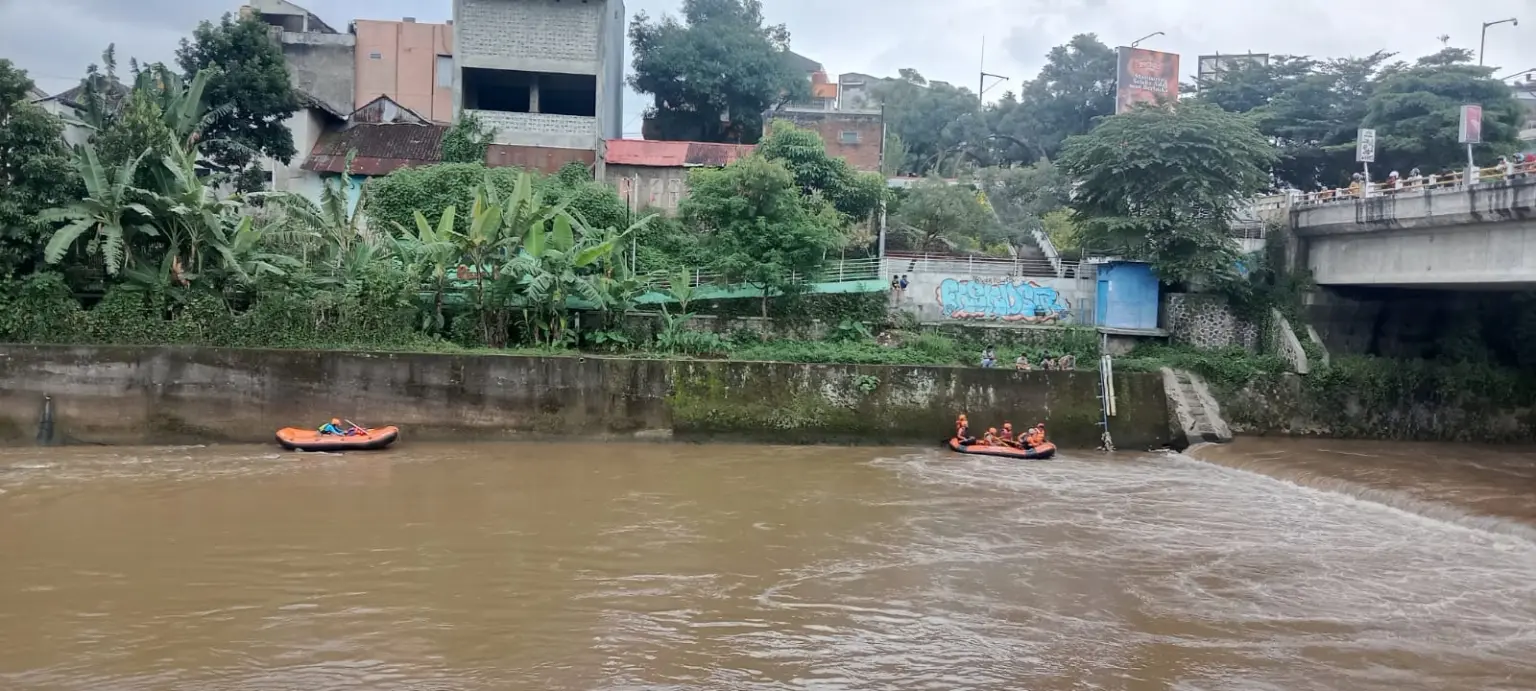 Anak Laki Laki Diduga Hanyut Terbawa Arus Air Kali Cimanuk Garut Anak Laki Laki Diduga Hanyut Terbawa Arus Air Kali Cimanuk Garut.