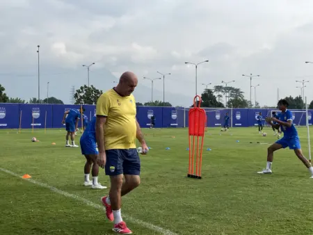Bojan Hodak Tegaskan Persib Tak Tambah Pemain Lagi di Putaran Kedua, Bantah Rumor Adam Przybek Bojan Hodak Tegaskan Persib Tak Tambah Pemain di Putaran Kedua, Bantah Rumor Adam Przybek