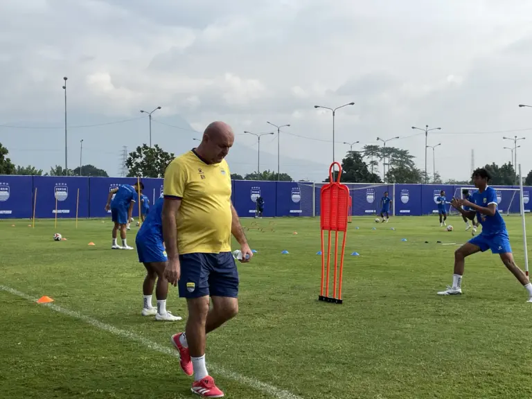 Bojan Hodak Tegaskan Persib Tak Tambah Pemain di Putaran Kedua, Bantah Rumor Adam Przybek