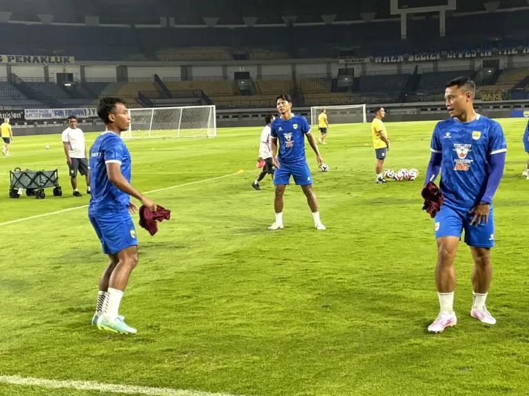 Persaingan Makin Panas! Persib dan Persija Saling Sikut di Puncak Klasemen BRI Super League Persaingan Makin Panas! Persib dan Persija Saling Sikut di Puncak Klasemen BRI Super League