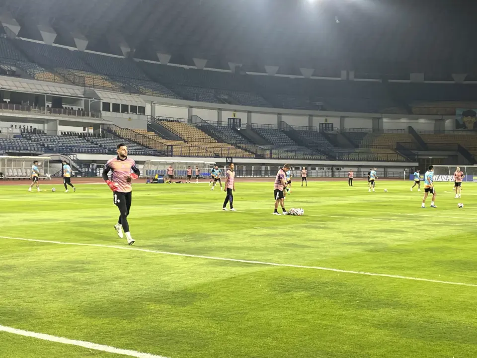 Carlos Pena Siapkan Seluruh Kekuatan Persita Hadapi Persib, Tegaskan Target Kemenangan