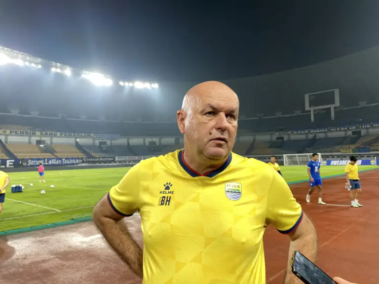 Main di GBLA, Bojan Hodak Sebut Madura United Berpotensi Tampil Defensif Main di GBLA, Bojan Hodak Sebut Madura United Berpotensi Tampil Defensif