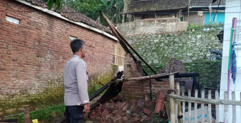 Puting Beliung Robohkan Rumah Warga di Malangbong Garut