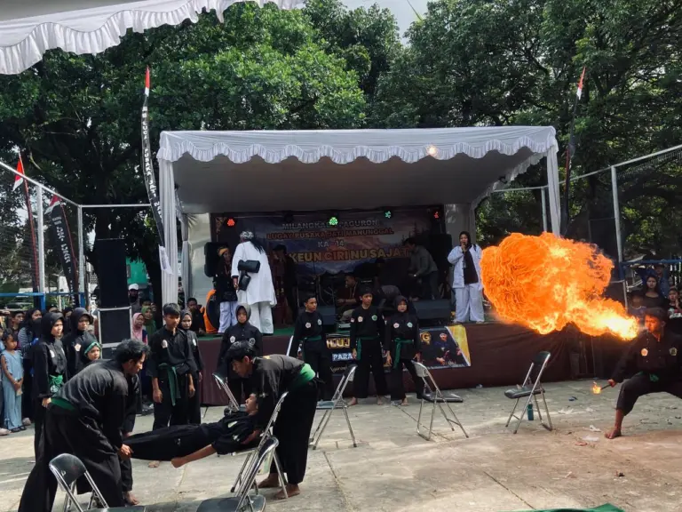 Penampilan & Atraksi dalam pertunjukan Paguron Lugay Pusaka Jati Manunggal. (Rifki Rafsanjani)